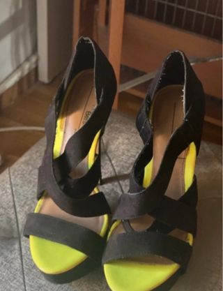 Tacones negros y amarillo de Bershka