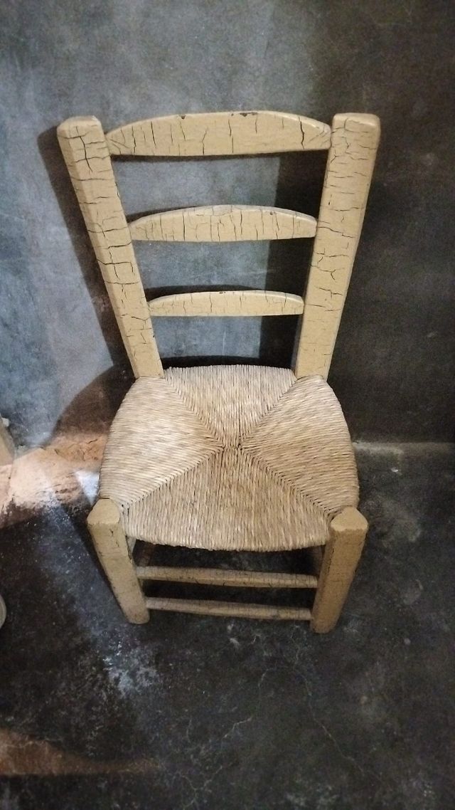 Silla mimbre beige antigua