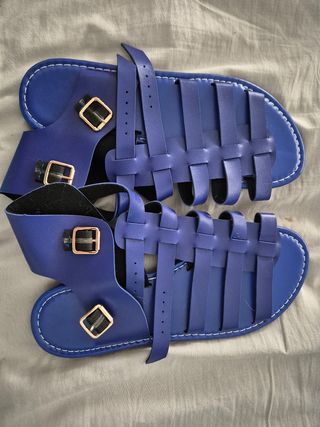 Sandalias romanas azul eléctrico