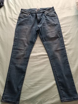 Pantalón vaquero recto.