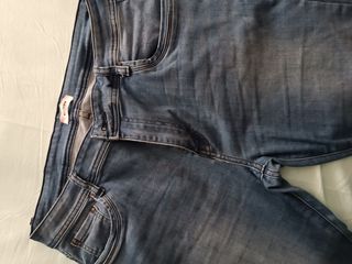 Pantalón vaquero recto.