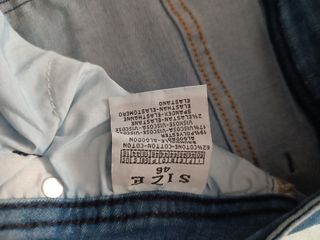 Pantalón vaquero recto.