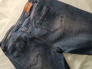 Pantalón vaquero recto.