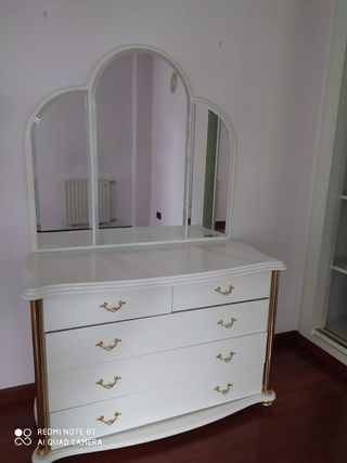 Cómoda blanca con espejo