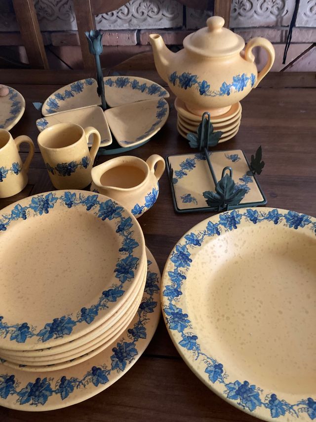 Varias piezas de loza pintada a mano.