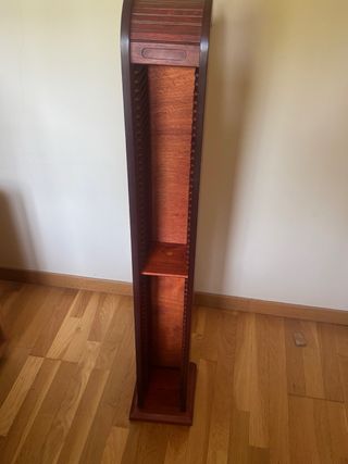 Mueble Torre de madera CDs con persiana