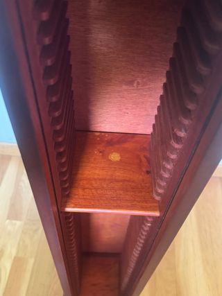 Mueble Torre de madera CDs con persiana