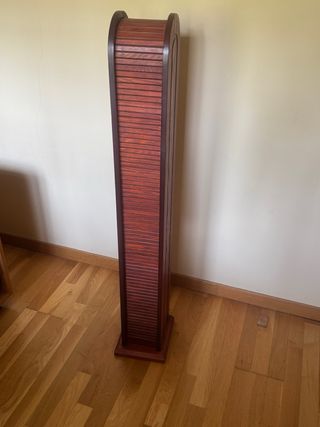 Mueble Torre de madera CDs con persiana