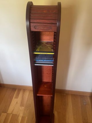 Mueble Torre de madera CDs con persiana