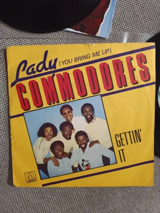 lote 5 singles COMMODORES