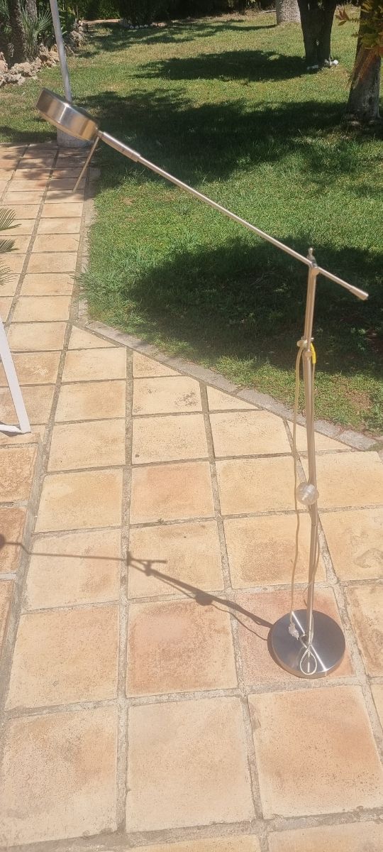 Lámpara de pie moderna - metal.