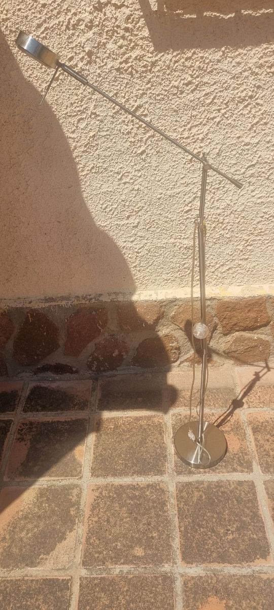 Lámpara de pie moderna - metal.