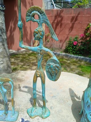 Tres adornos de bronce