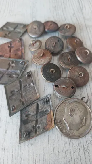 Botones militares antiguos