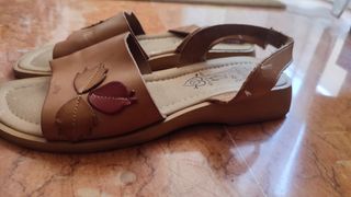 Sandalias planas marrones