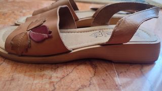 Sandalias planas marrones