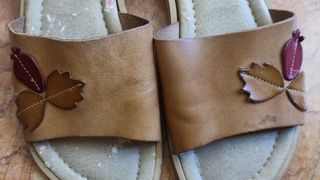 Sandalias planas marrones