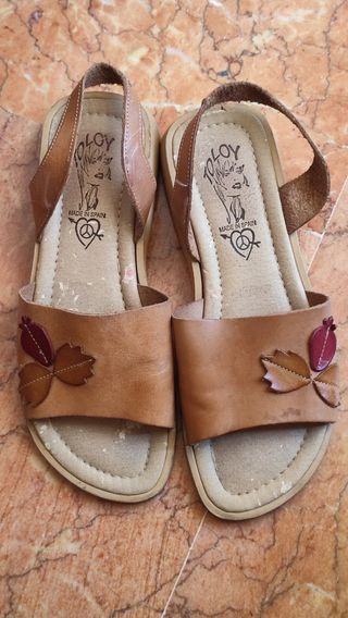 Sandalias planas marrones