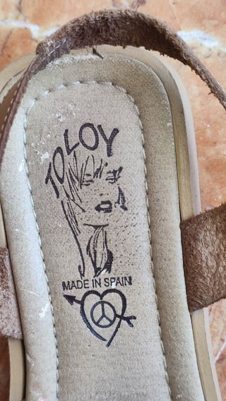 Sandalias planas marrones