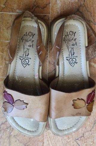 Sandalias planas marrones