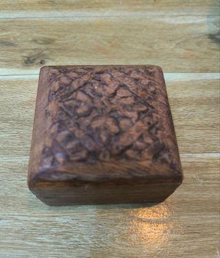 Caja madera tallada - marrón.
