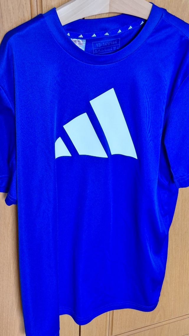 2 Camisetas Adidas: Blanca y Azul
