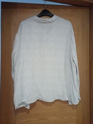 Camisa blanca lunares negros.