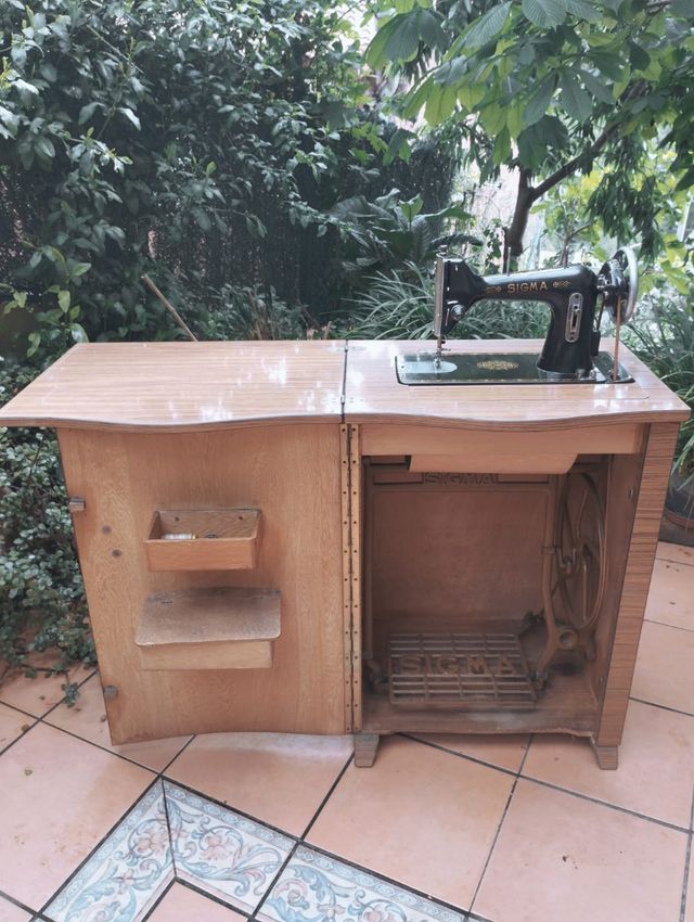 Máquina de coser Singer con mueble
