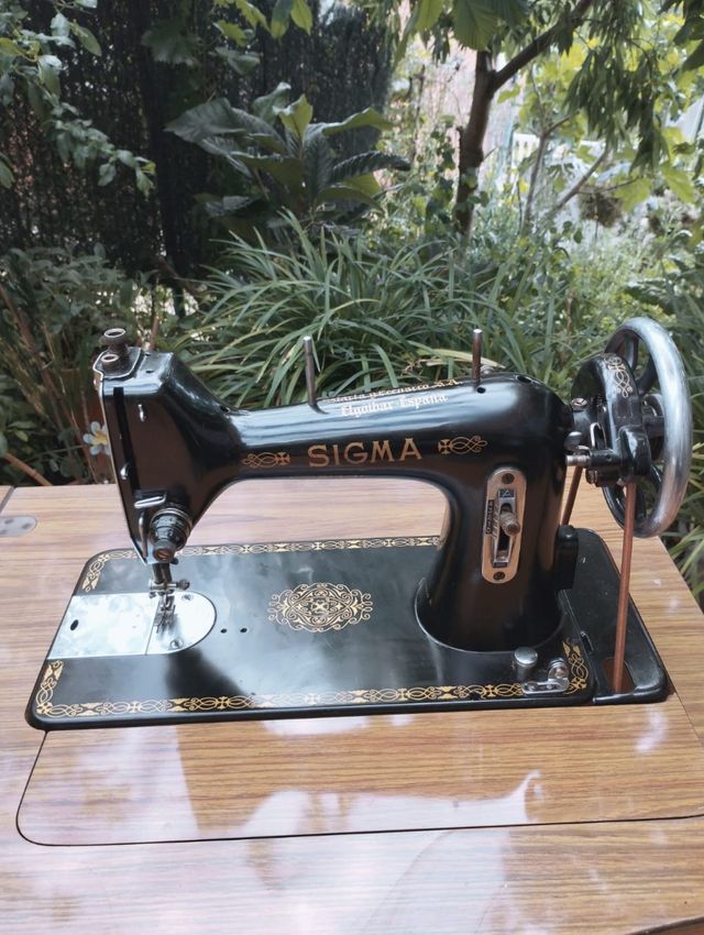 Máquina de coser Singer con mueble
