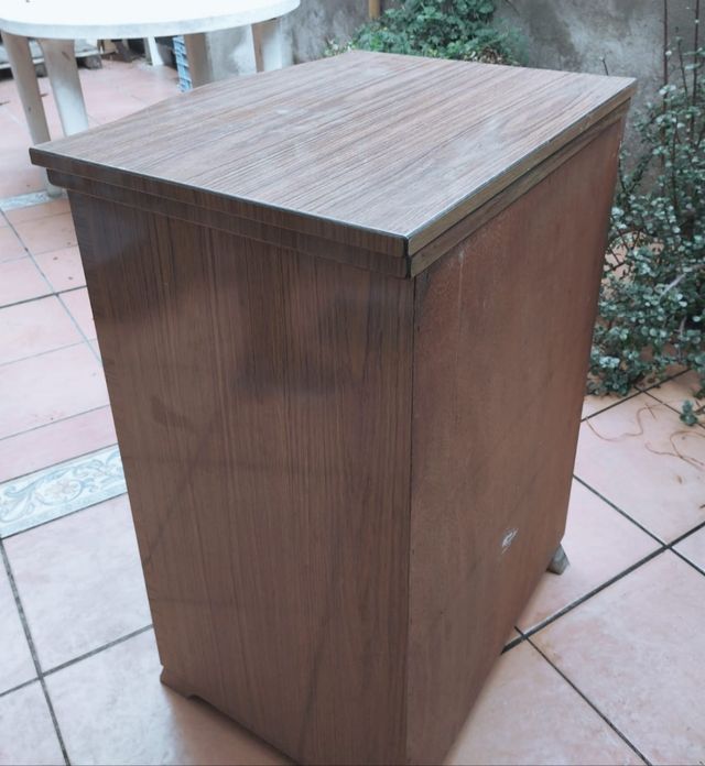 Máquina de coser Singer con mueble