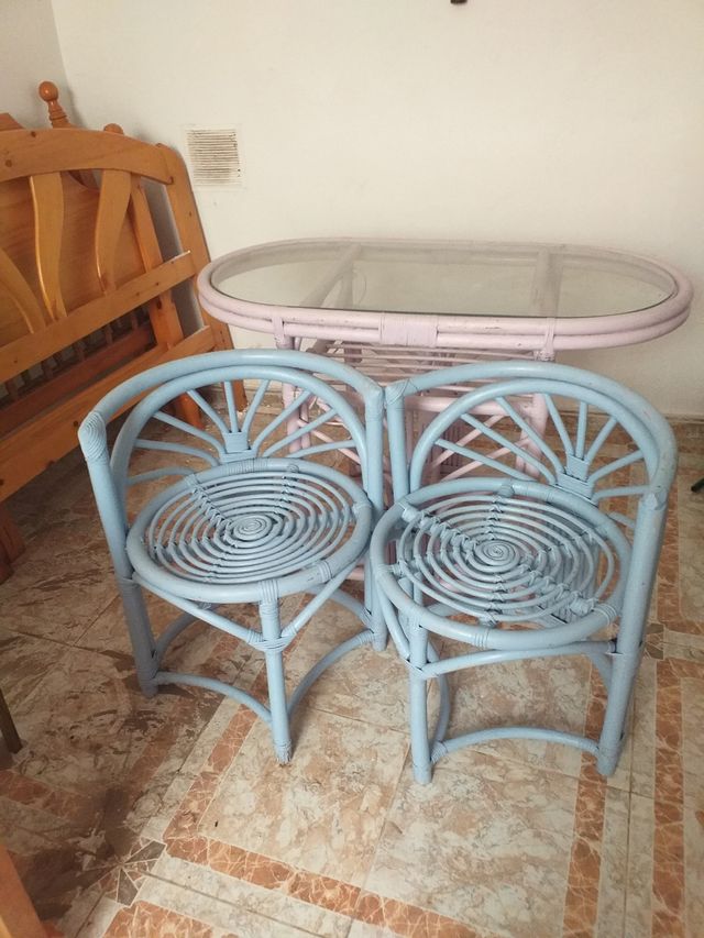 Mesa mimbre con dos sillones