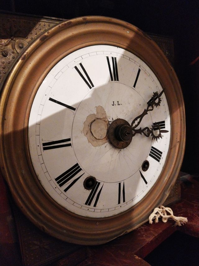 Reloj de péndulo antiguo vertical. Mira 9 fotos.