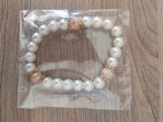 Pulsera de perlas blancas