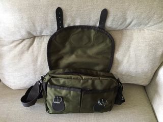 Bolso bandolera verde.