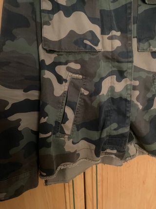 Chaqueta Bershka camuflaje talla M