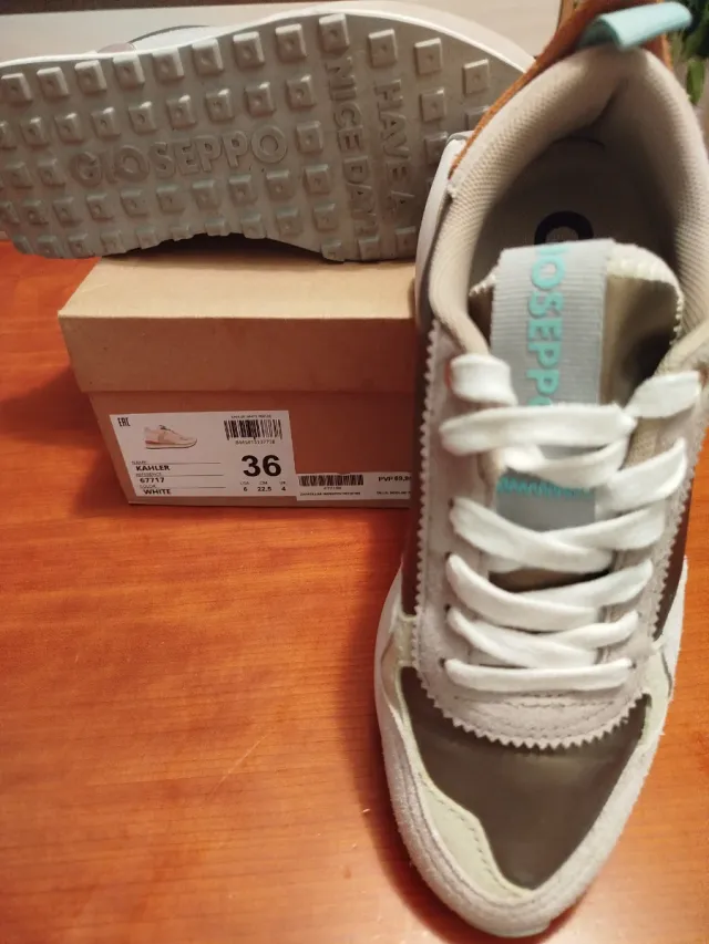 Se venden zapatillas