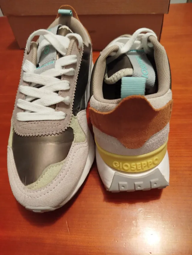 Se venden zapatillas