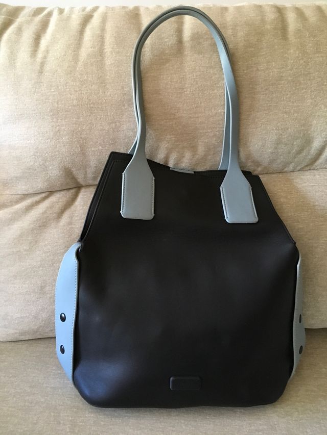 Bolso negro y azul ,dos asas. Muy comodo de llevar