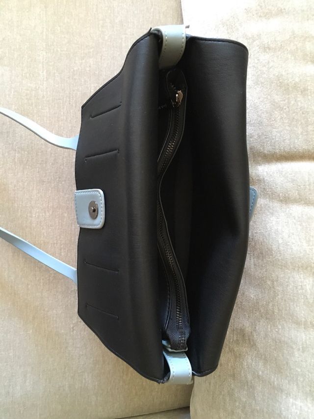 Bolso negro y azul ,dos asas. Muy comodo de llevar