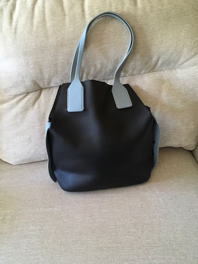 Bolso negro y azul ,dos asas. Muy comodo de llevar