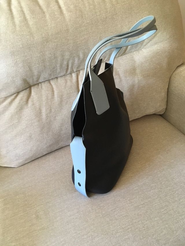 Bolso negro y azul ,dos asas. Muy comodo de llevar