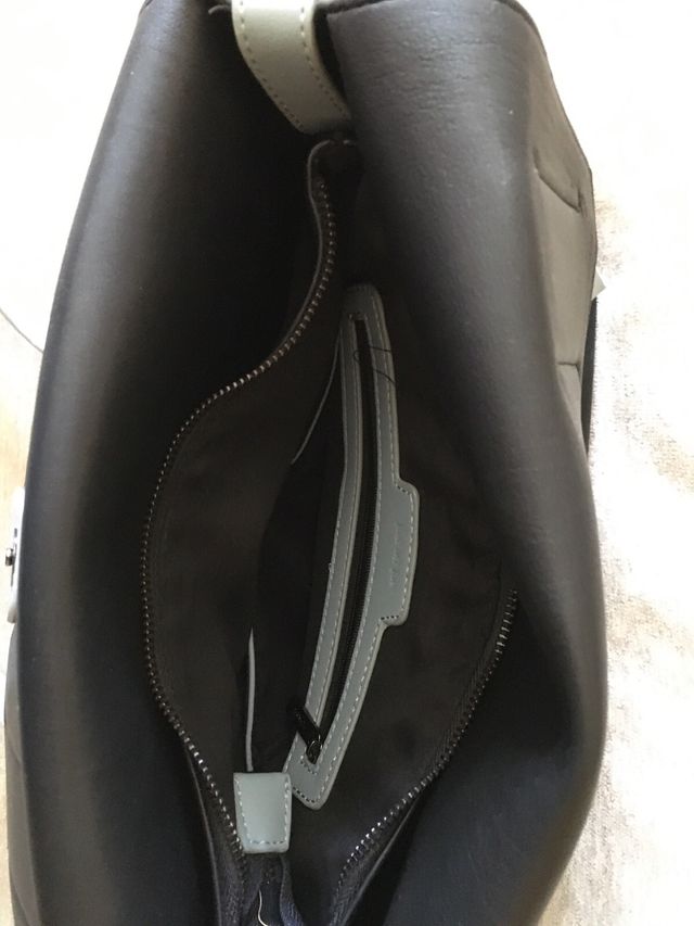 Bolso negro y azul ,dos asas. Muy comodo de llevar