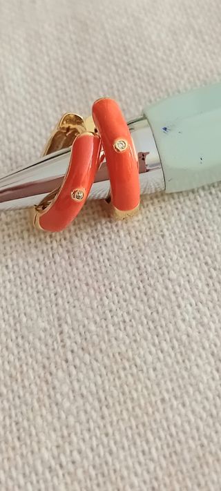 Pendientes aros esmaltados coral chapado