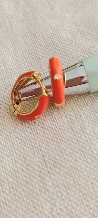 Pendientes aros esmaltados coral chapado