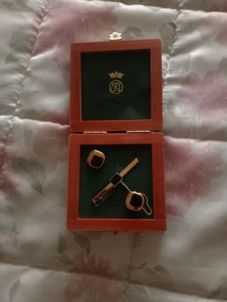 Juego de cubrebotones y clip corbata dorado