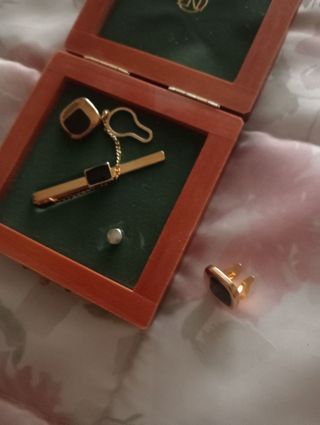 Juego de cubrebotones y clip corbata dorado