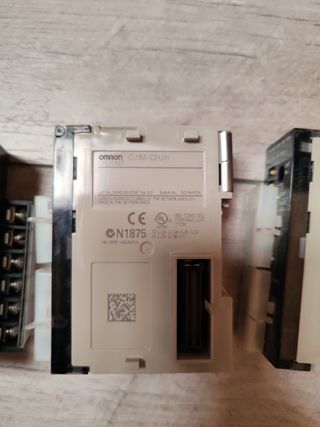CPU Omron CJ1M-CPU11 completa