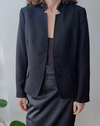 Americana negra entallada de Zara 