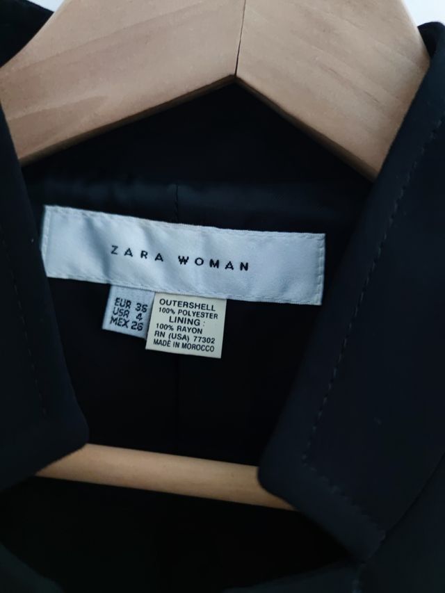 Americana negra entallada de Zara