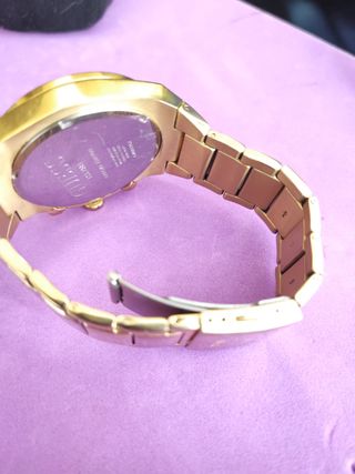 Reloj Guess dorado